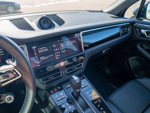 Certified 2026 Porsche Macan AWD/4WD image 15