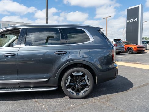 Used 2023 Kia Telluride EX w/ EX Captain's Chair Package image 5