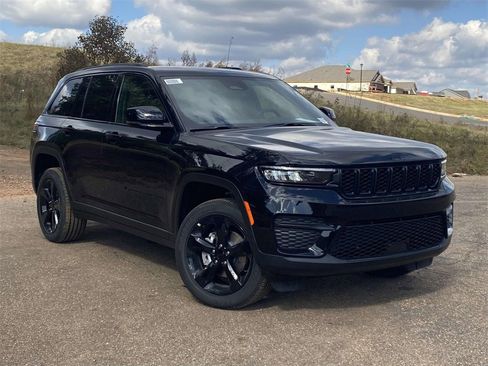 New 2025 Jeep Grand Cherokee Altitude image 28