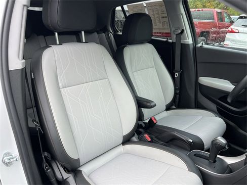 Used 2022 Chevrolet Trax LT w/ LT Convenience Package image 25