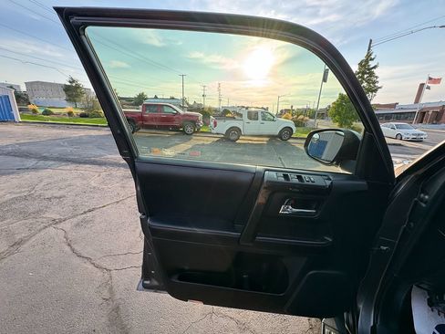 Used 2016 Toyota 4Runner SR5 Premium AWD/4WD image 28