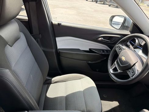 Certified 2025 Chevrolet Trax LT w/ LT Convenience Package FWD image 11