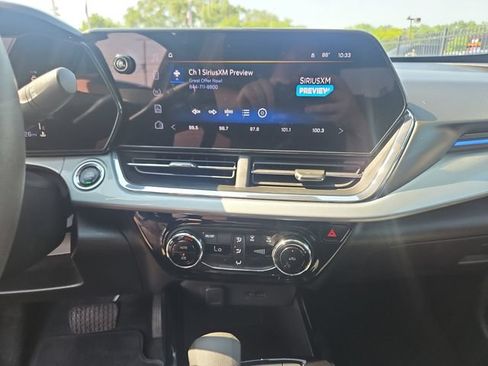 Used 2025 Chevrolet Trax LT FWD image 18