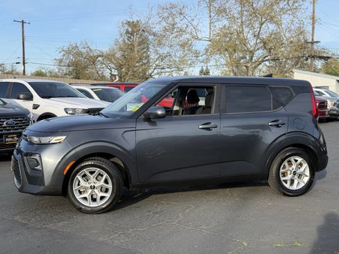 Used 2022 Kia Soul LX w/ Technology Package image 4