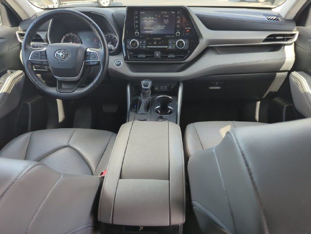 Used 2022 Toyota Highlander XLE FWD image 25