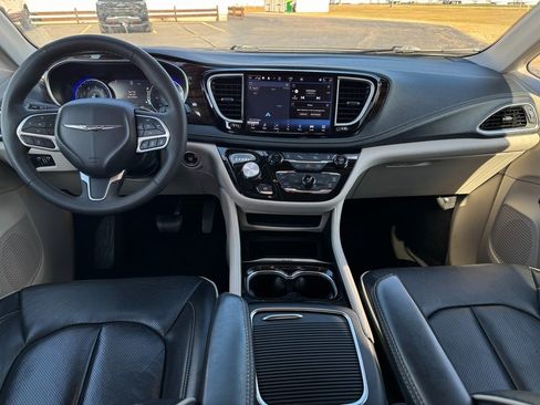 Used 2023 Chrysler Pacifica Limited image 14