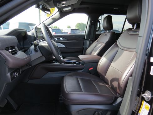 Used 2025 Ford Explorer Platinum RWD image 14