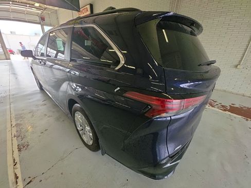 Used 2022 Toyota Sienna XSE w/ XSE Plus Package image 9