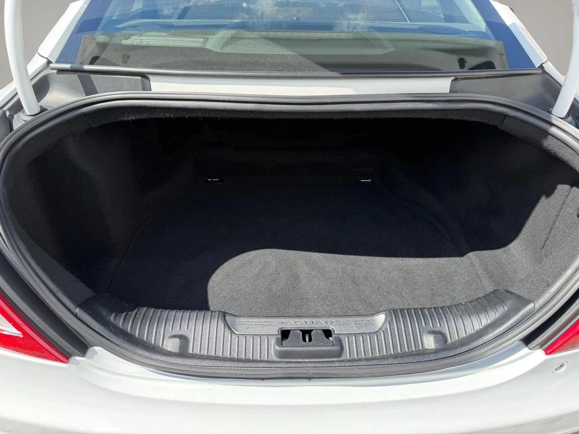 Used 2018 Jaguar XJ R-Sport RWD image 32