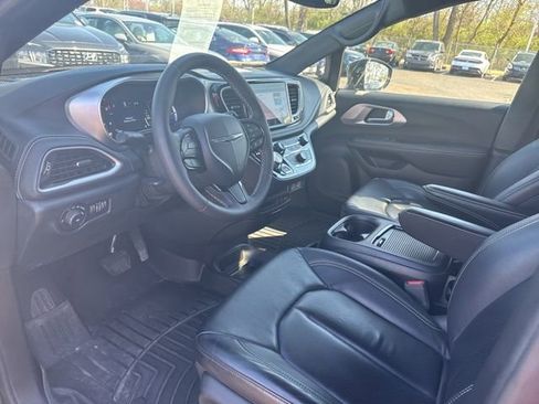Used 2022 Chrysler Pacifica Touring-L w/ S Appearance Package image 11