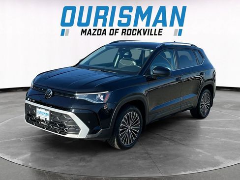 Used 2025 Volkswagen Taos SE image 2