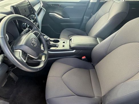 Used 2025 Toyota Highlander LE image 21