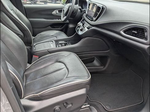 Used 2025 Chrysler Pacifica Limited FWD image 19