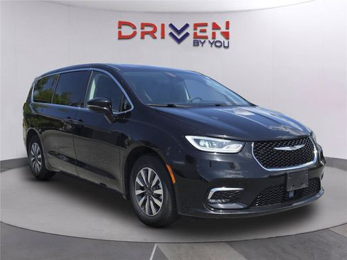 Used 2024 Chrysler Pacifica Limited FWD image 2