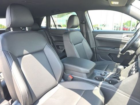 Used 2020 Volkswagen Atlas Cross Sport SE w/ Towing Package image 9