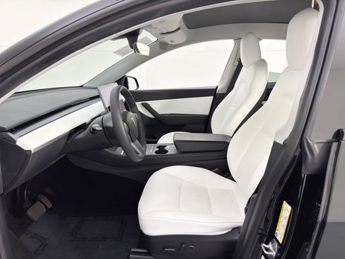 Used 2021 Tesla Model Y Long Range image 17