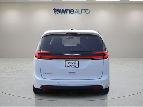 Used 2025 Chrysler Pacifica Select FWD image 7