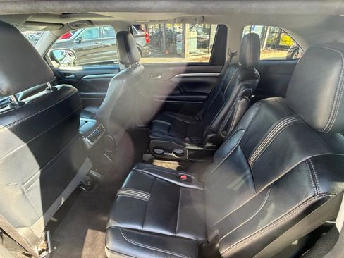 Used 2017 Toyota Highlander SE w/ Carpet Mat Package AWD/4WD image 13