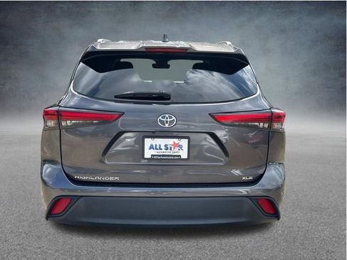 Used 2023 Toyota Highlander XLE FWD image 9