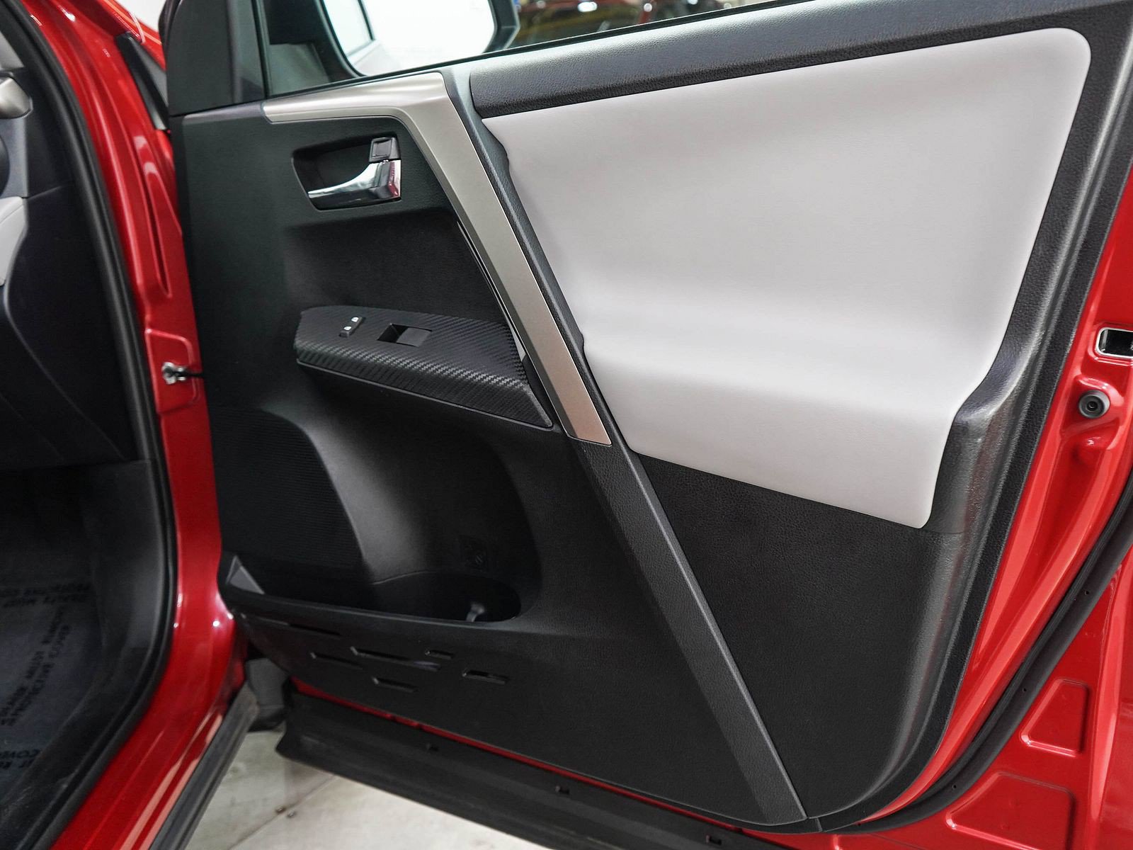 Used 2015 Toyota RAV4 Limited w/ Technology Package AWD/4WD image 9