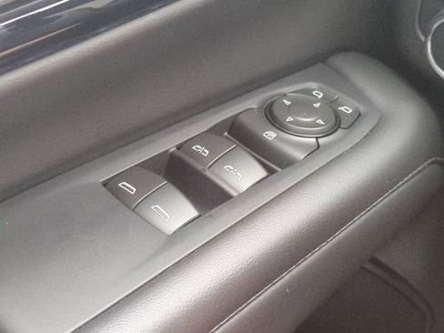 Used 2025 Chevrolet Suburban Z71 image 32