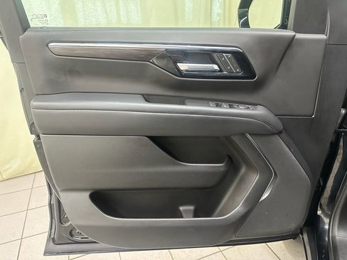 Used 2025 Chevrolet Suburban Z71 image 39