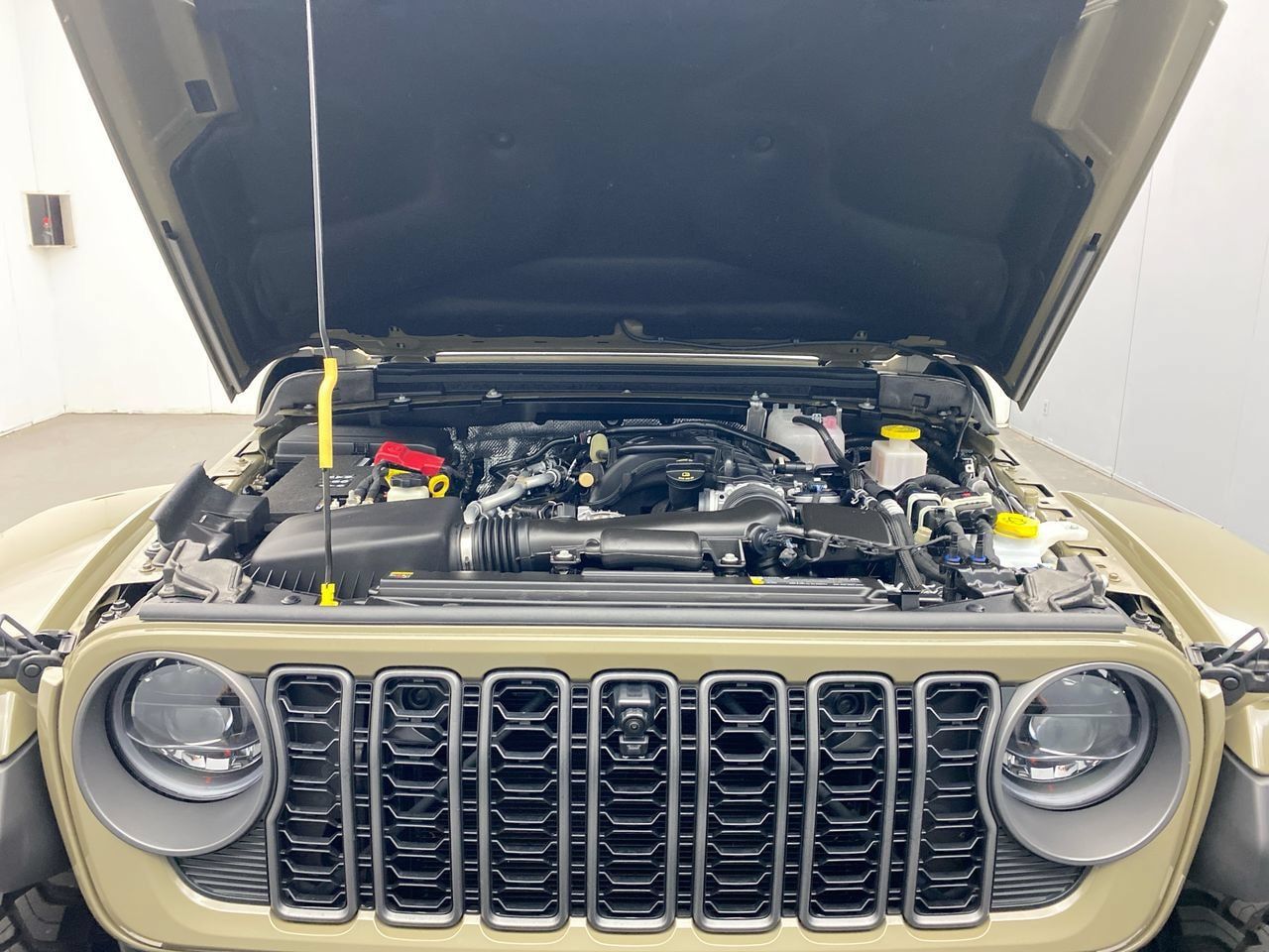 Used 2025 Jeep Gladiator Mojave AWD/4WD image 11