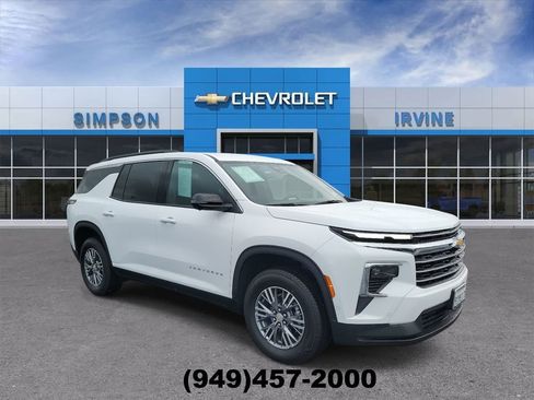 Used 2025 Chevrolet Traverse LT w/ Enhanced Driving Package image 2