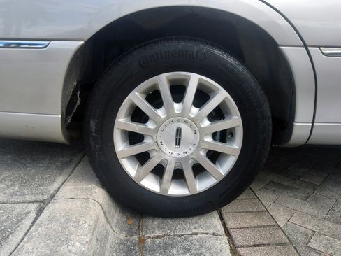 Used 2006 Lincoln Town Car Signature image 43