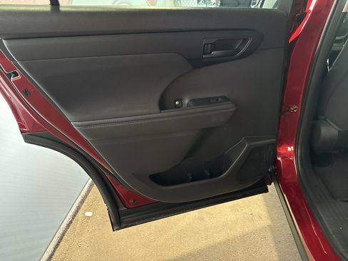 Used 2022 Toyota Highlander LE image 25