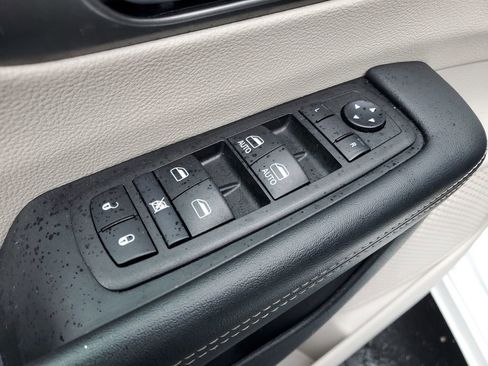 Used 2024 Chrysler Pacifica Touring-L FWD image 25