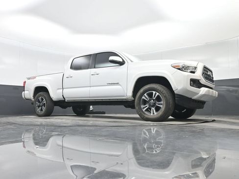 Used 2019 Toyota Tacoma TRD Sport AWD/4WD image 32