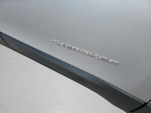 Used 2020 Jeep Cherokee Limited image 27