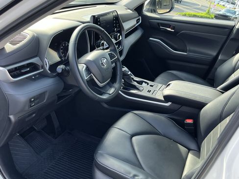 Used 2022 Toyota Highlander XLE AWD/4WD image 9
