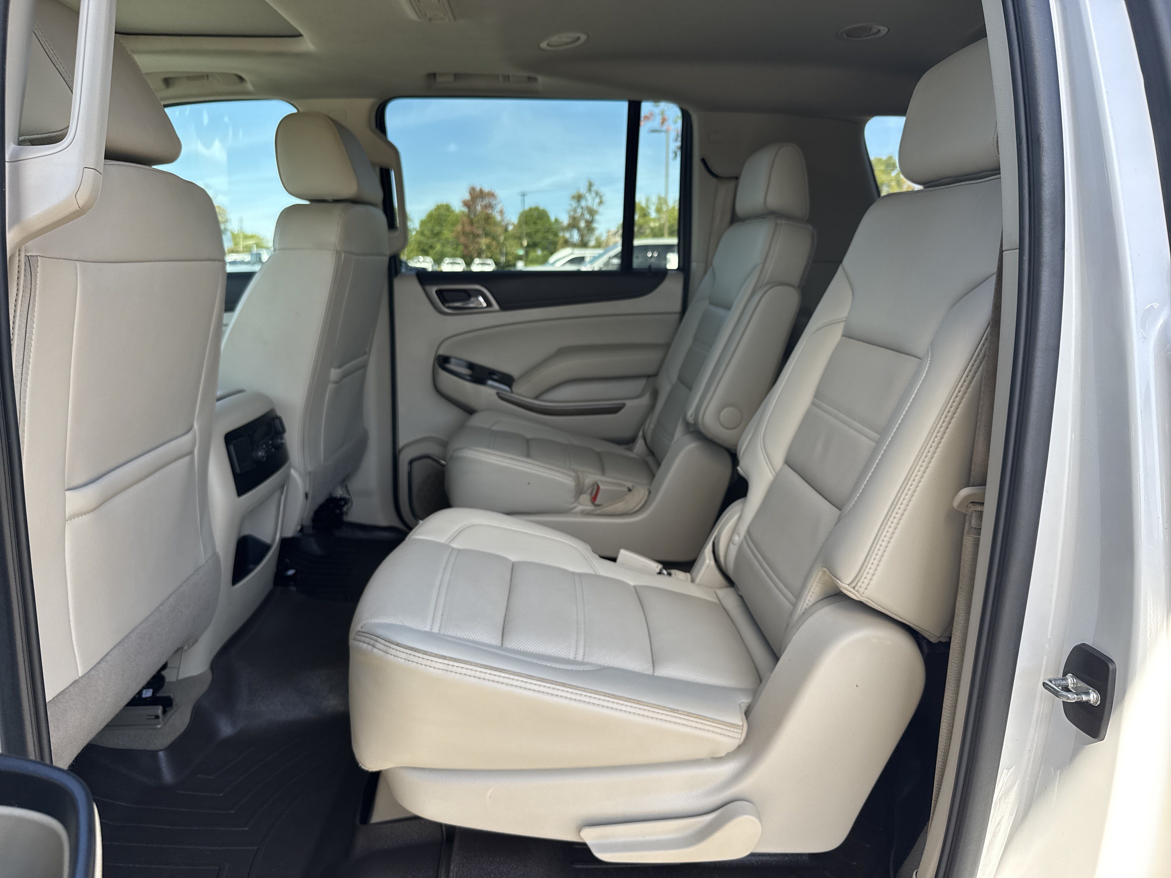 Used 2020 GMC Yukon XL Denali w/ Denali Premium Package AWD/4WD image 32