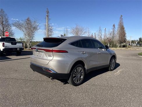 Used 2022 Toyota Venza XLE image 4