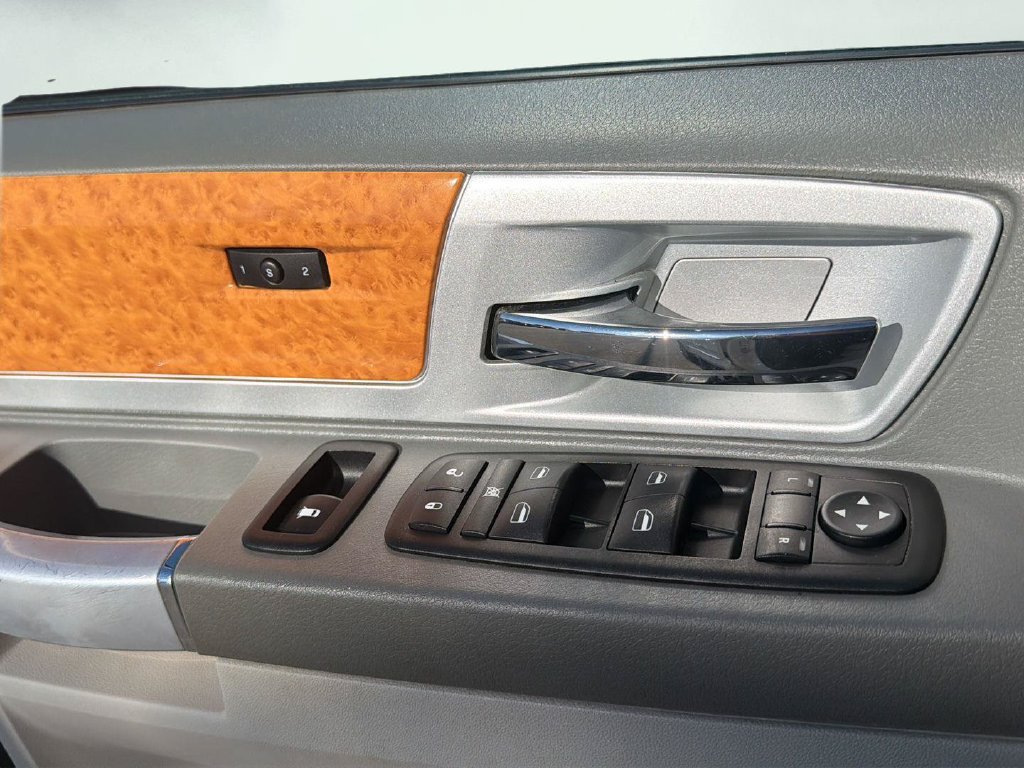 Used 2010 Chrysler Town & Country Limited w/ Entertainment Group #3 FWD image 10