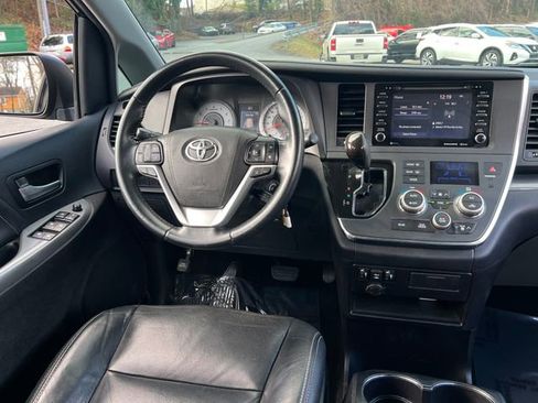 Used 2018 Toyota Sienna SE image 15