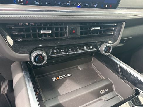 Used 2025 Chevrolet Suburban Z71 AWD/4WD image 22