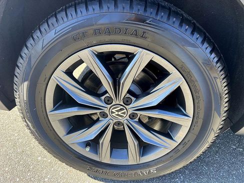 Used 2022 Volkswagen Tiguan SE w/ Panoramic Sunroof Package image 11