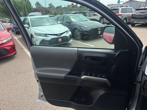 Used 2020 Toyota Tacoma SR5 AWD/4WD image 34