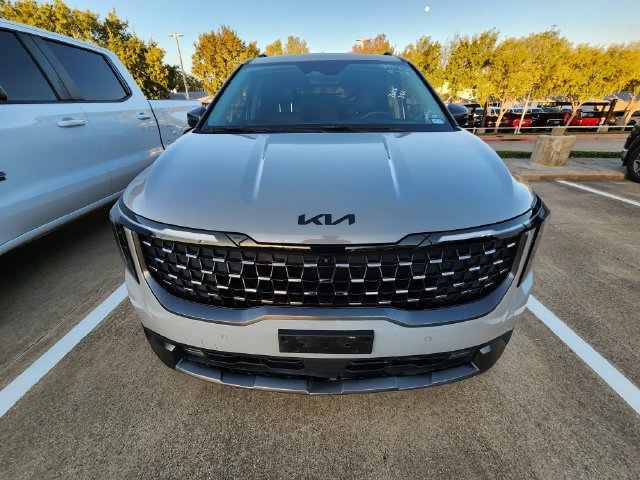 Used 2025 Kia Carnival SX FWD image 2
