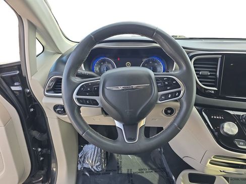 Used 2022 Chrysler Pacifica Touring-L image 13