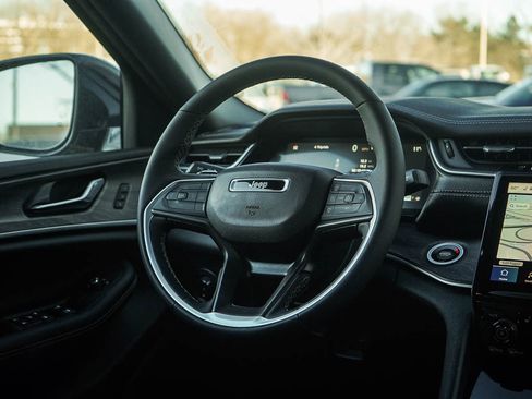 New 2025 Jeep Grand Cherokee Limited w/ Black Appearance Package image 16