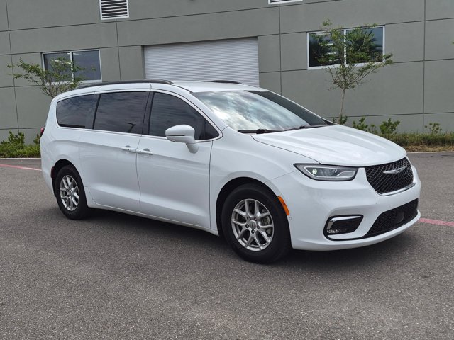 Used 2022 Chrysler Pacifica Touring-L w/ Uconnect Theater Family Group FWD image 3