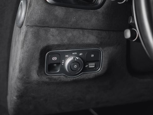 Used 2021 Aston Martin V8 Vantage Coupe image 35