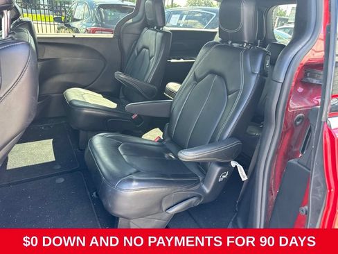 Used 2025 Chrysler Pacifica Select FWD image 5