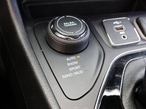 Used 2021 Jeep Cherokee Latitude Plus AWD/4WD image 25