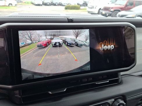 Used 2025 Jeep Wrangler Unlimited Sahara image 17