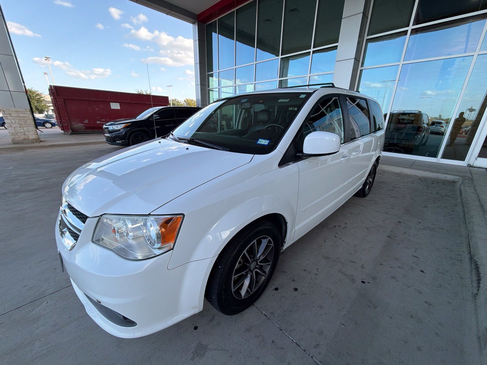 Used 2017 Dodge Grand Caravan SXT FWD image 1